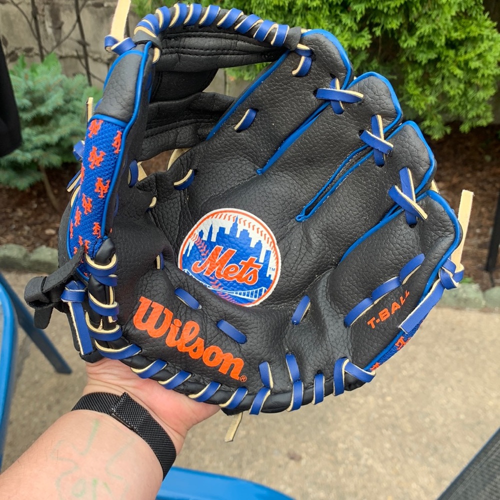 Never used Wilson t ball left handed babe all glove little kids-toddlers